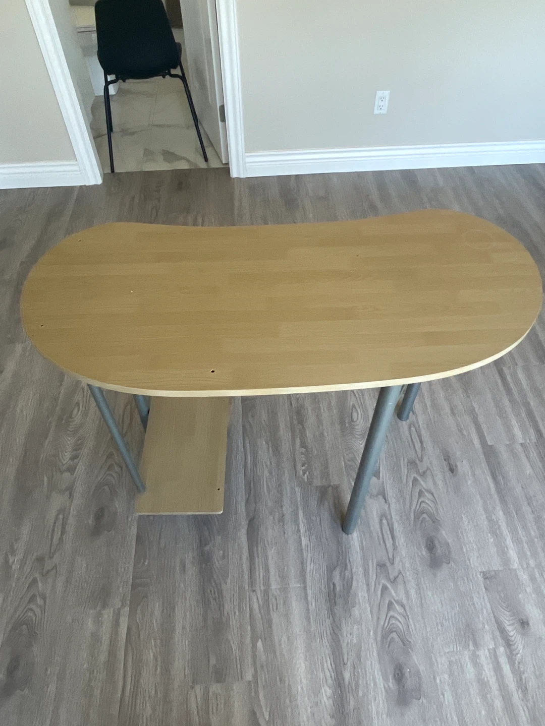Desk - photo 2