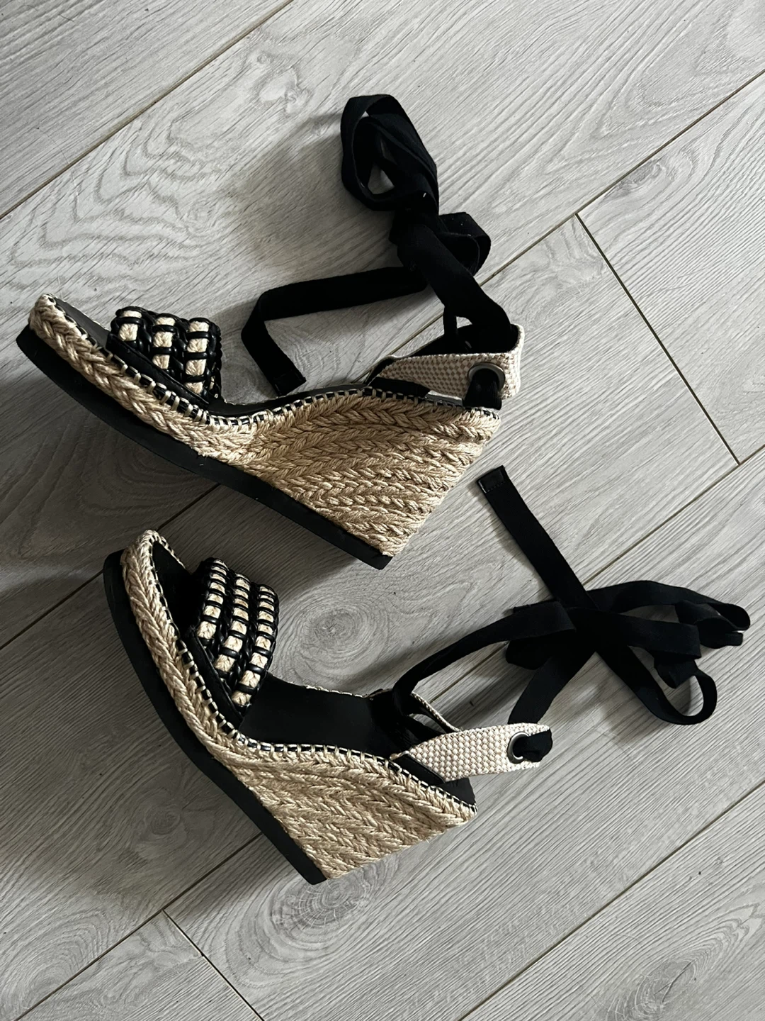 🌺Vince Camuto sandals