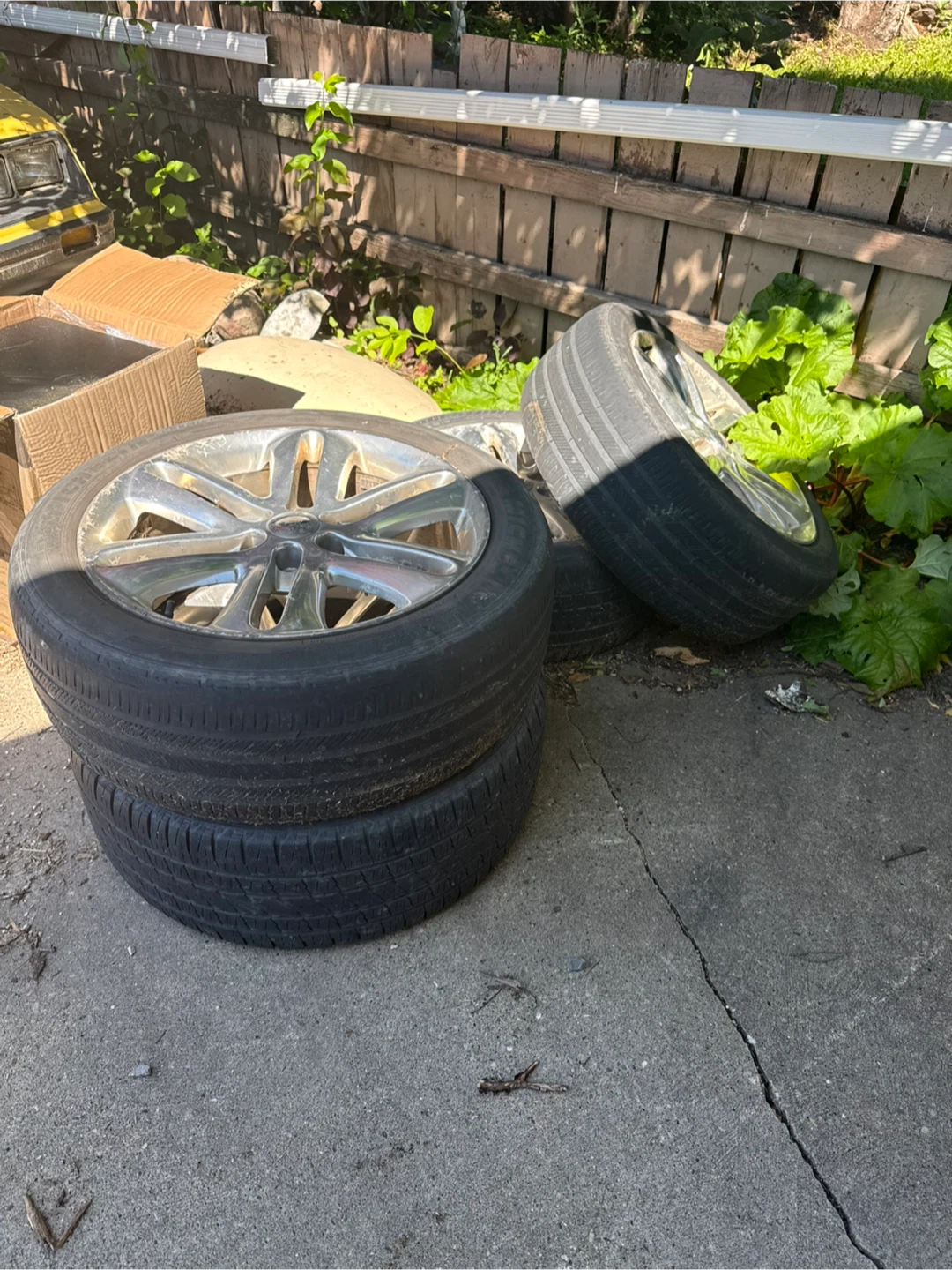 Set of 4 22" Alloy rims with Tires 285/45r22 110H