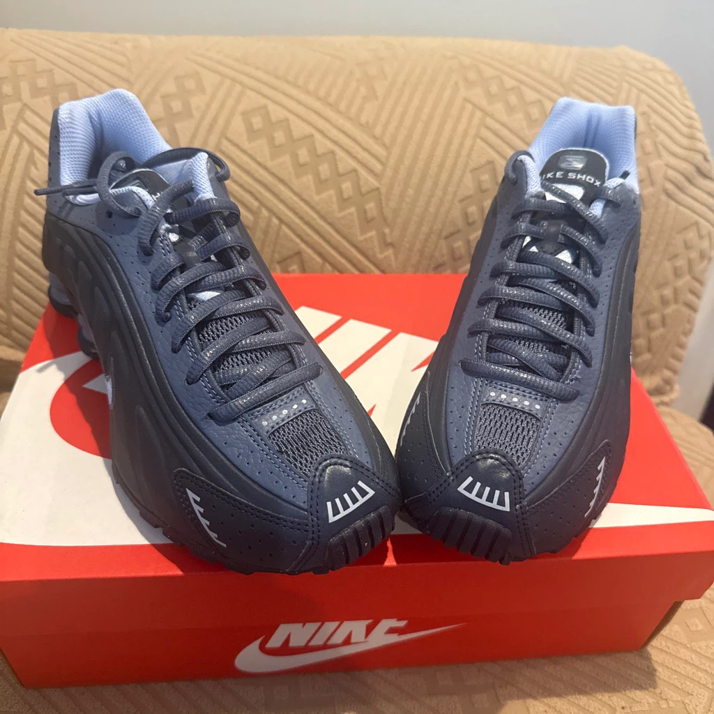 Nike Shox R4 Men's Athletic Shoes - photo 2