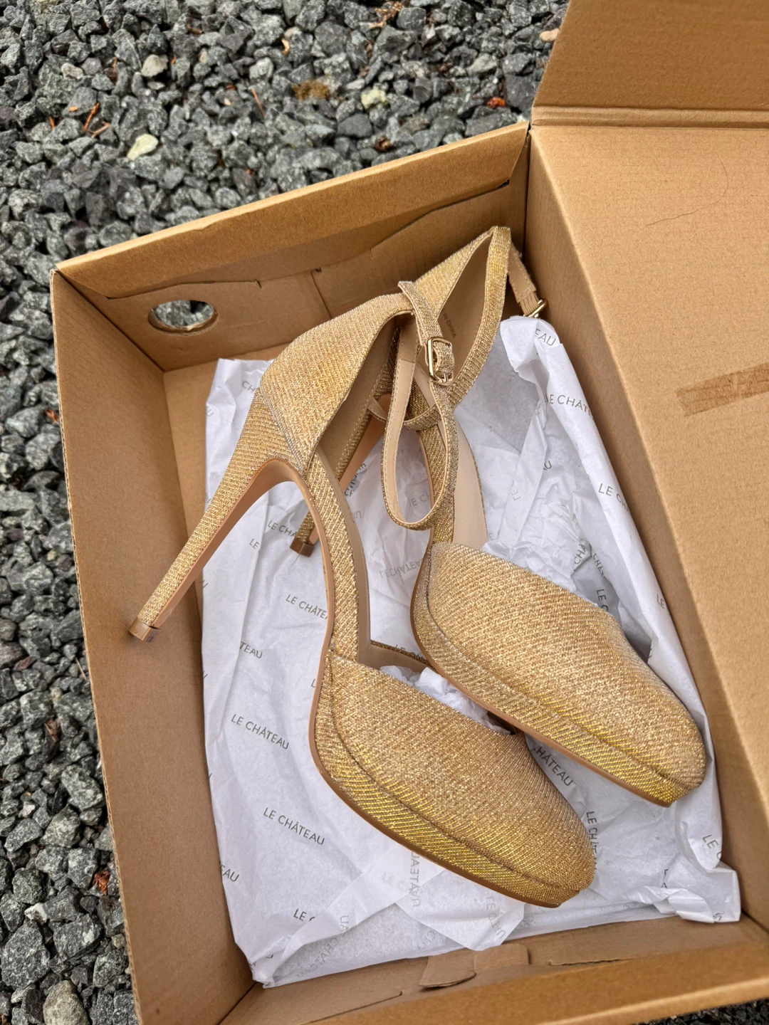 LE CHÂTEAU Gold Glitter Heels - photo 3