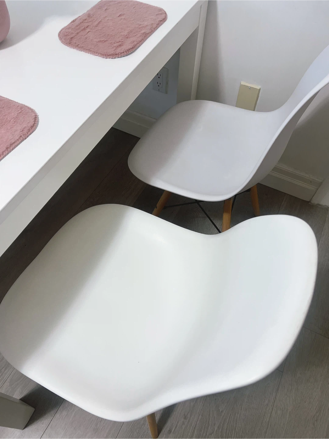 IKEA Extendable Dining Table and 4 Chairs,delivery for a fee - photo 4