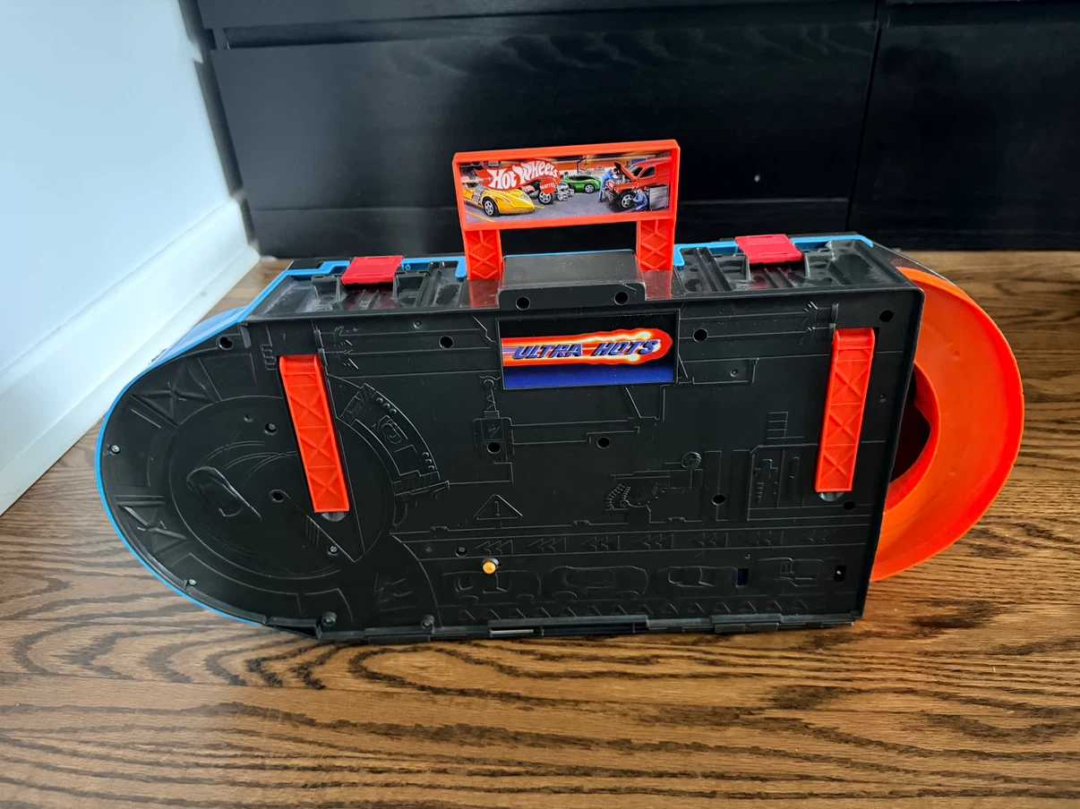 Hot Wheels Ultra Hots Stunt Garage Playset