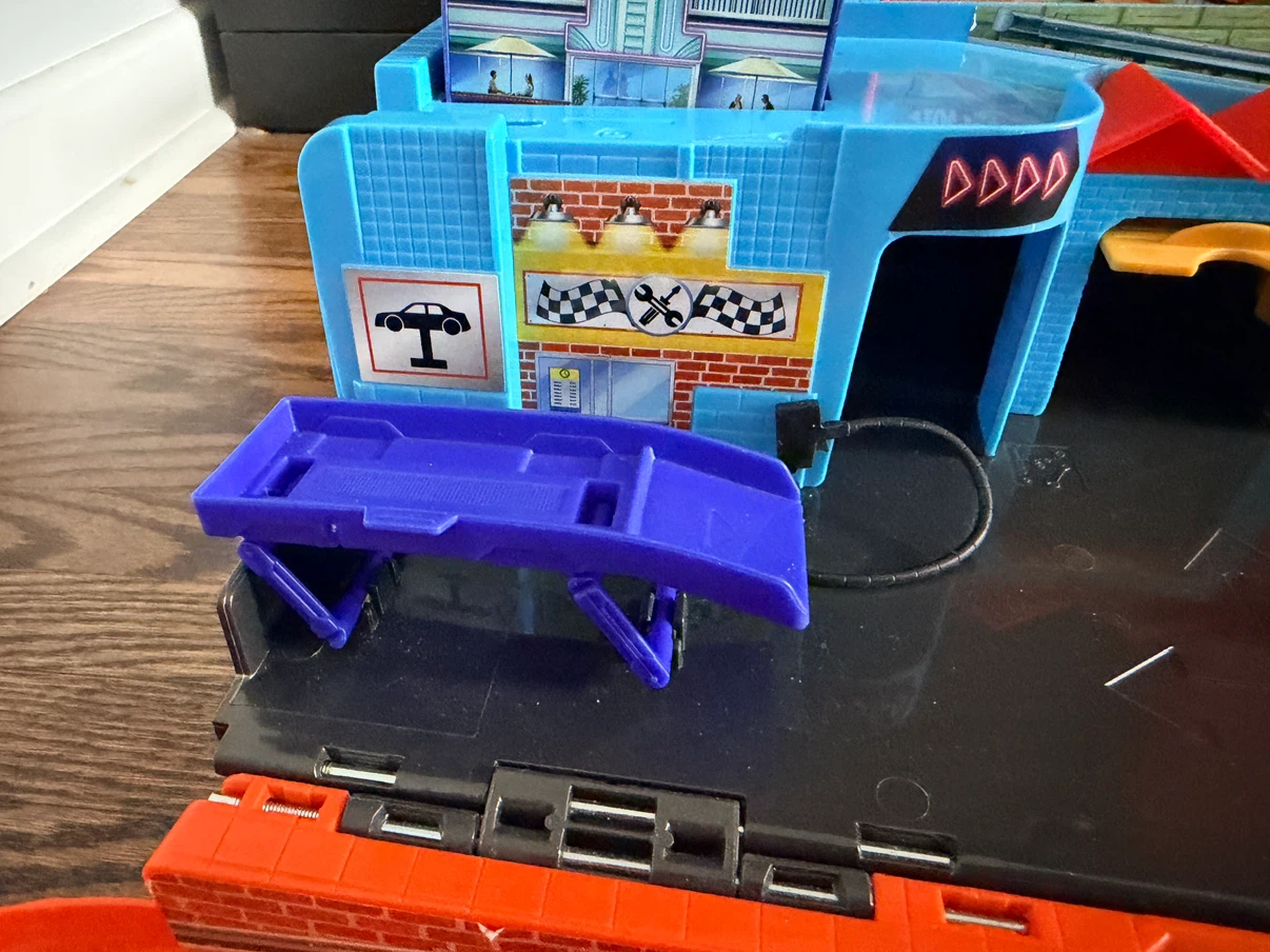 Hot Wheels Ultra Hots Stunt Garage Playset - photo 3