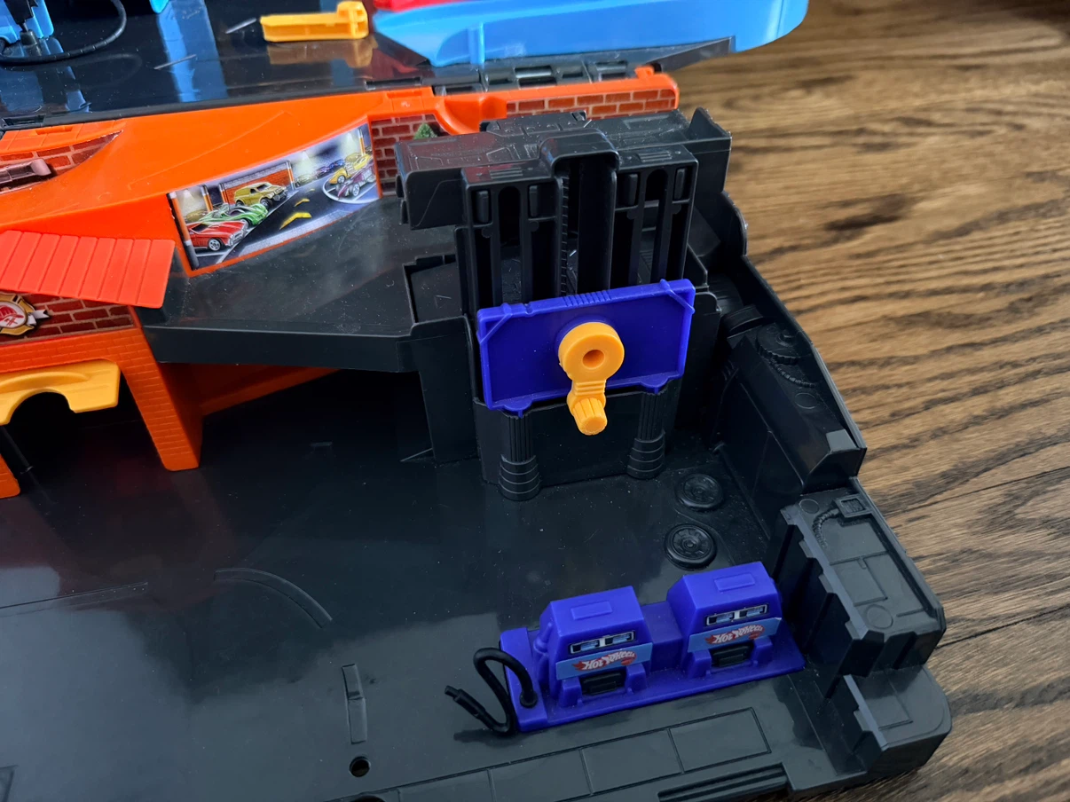 Hot Wheels Ultra Hots Stunt Garage Playset - photo 4