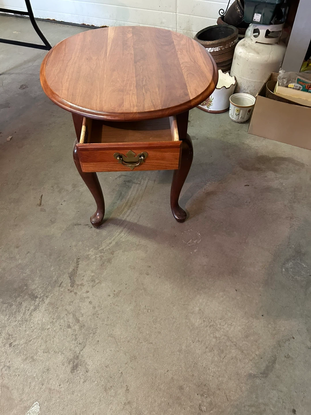 Queen Anne-style end/side table
