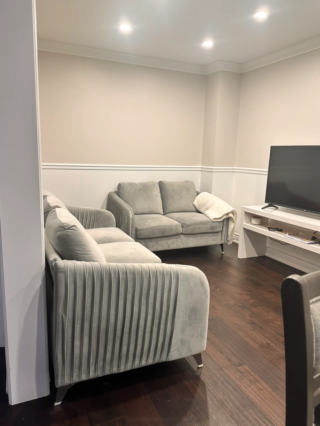 Like New! Modern Light Grey Velvet Sofa & Loveseat Set - photo 3