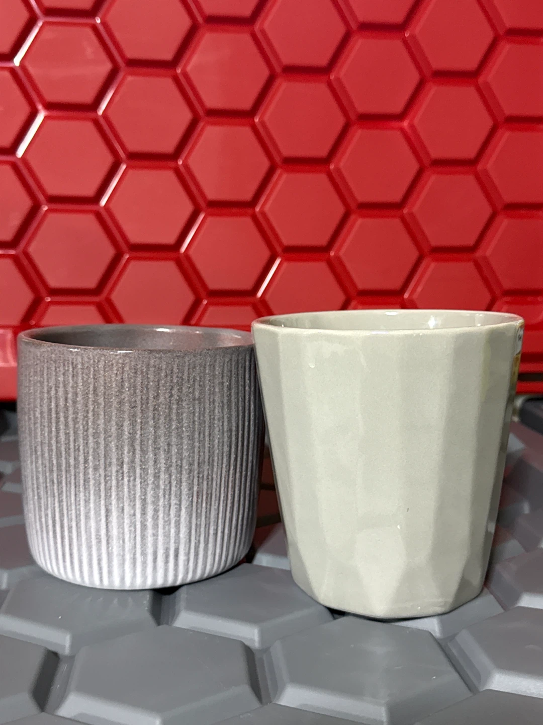2 plant pots