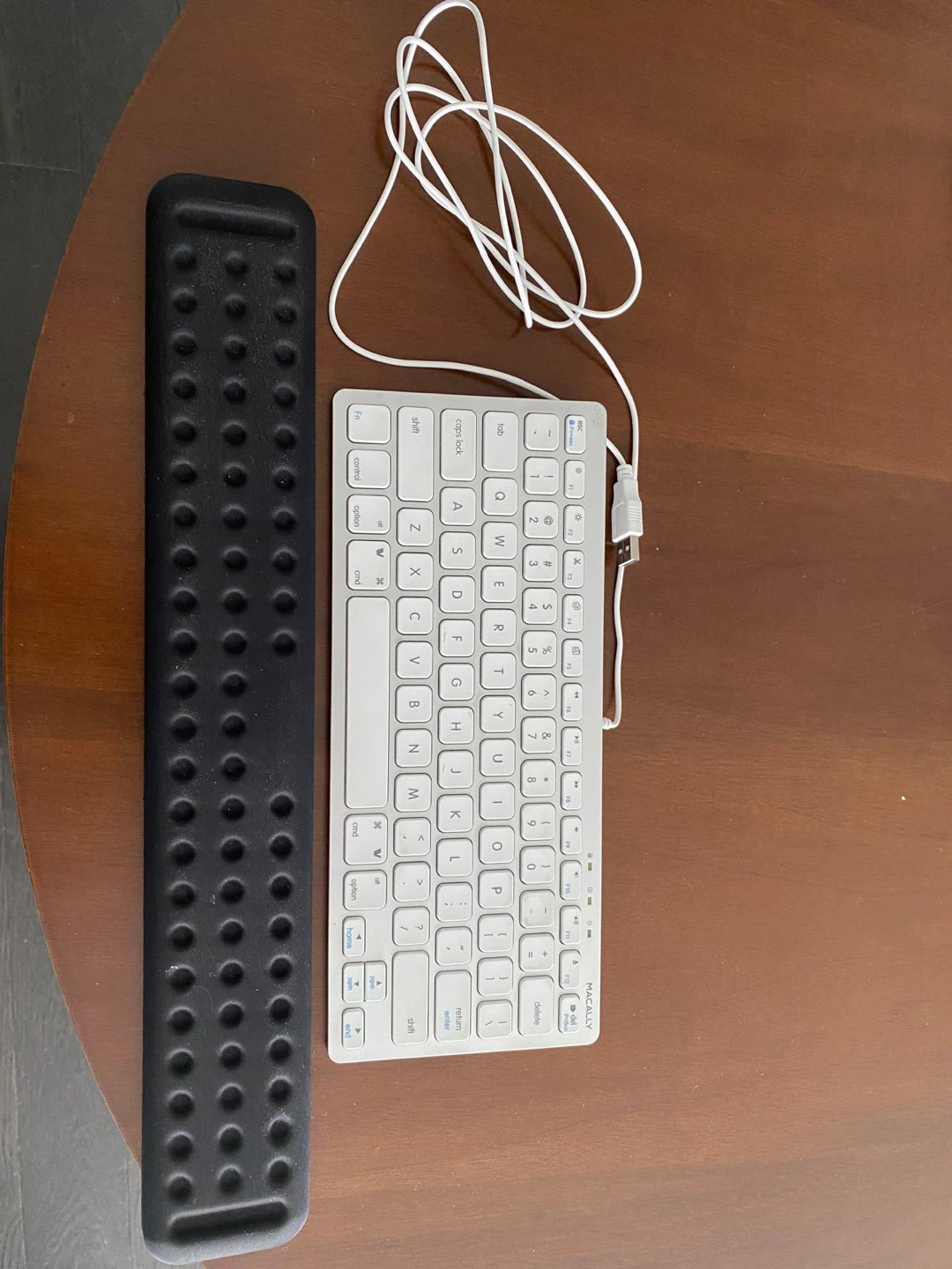 Keyboard with wrist support