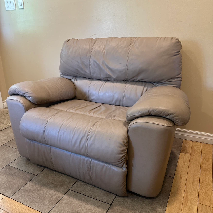 Palliser Genuine Leather Oversized Recliner Chair (CAN DELIVER)