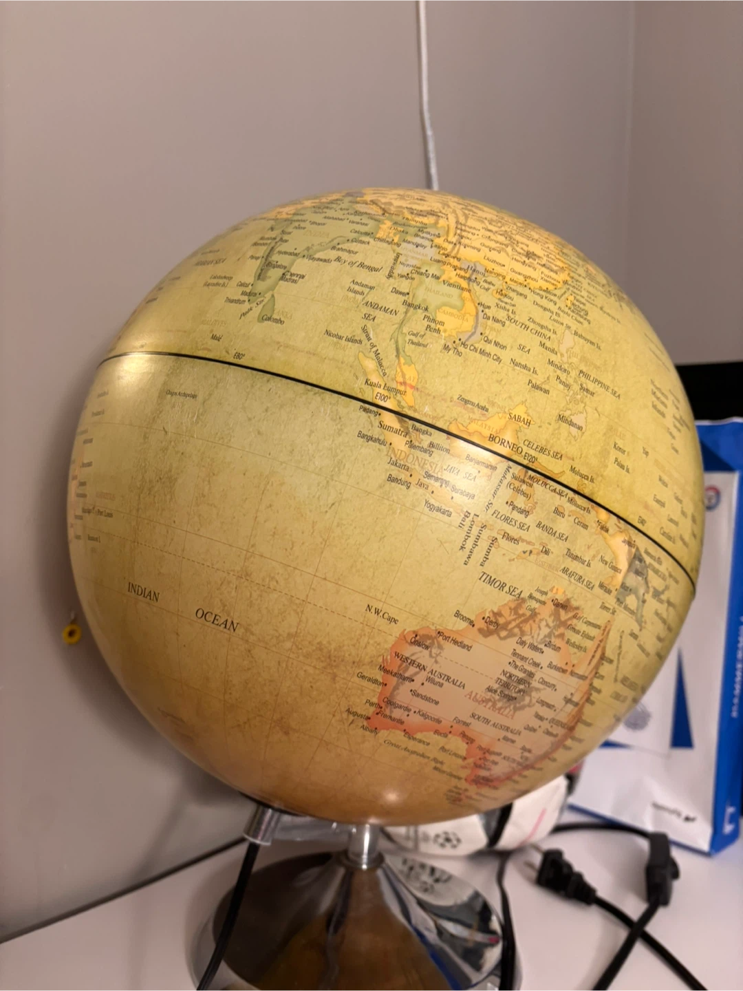 Illuminated Globe - photo 2