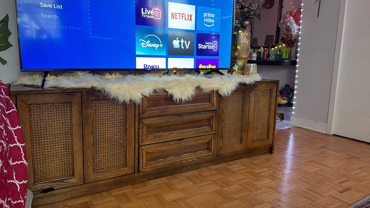 Philips Roku TV and TV Stand Rattan