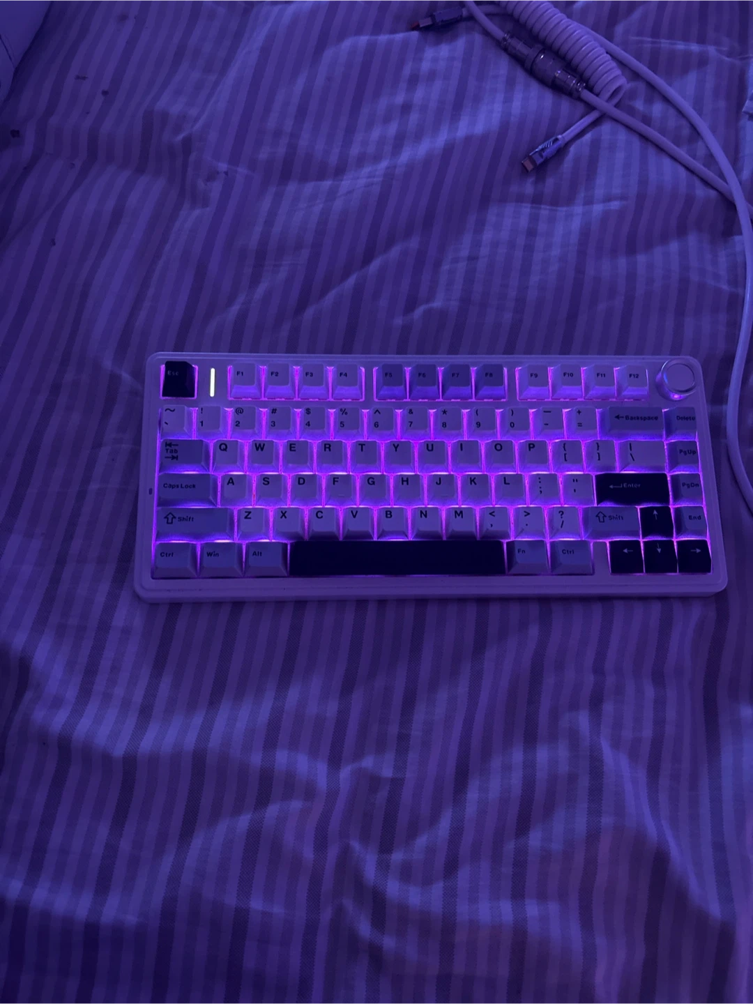 aula f75 keyboard with coiled cable and rgb