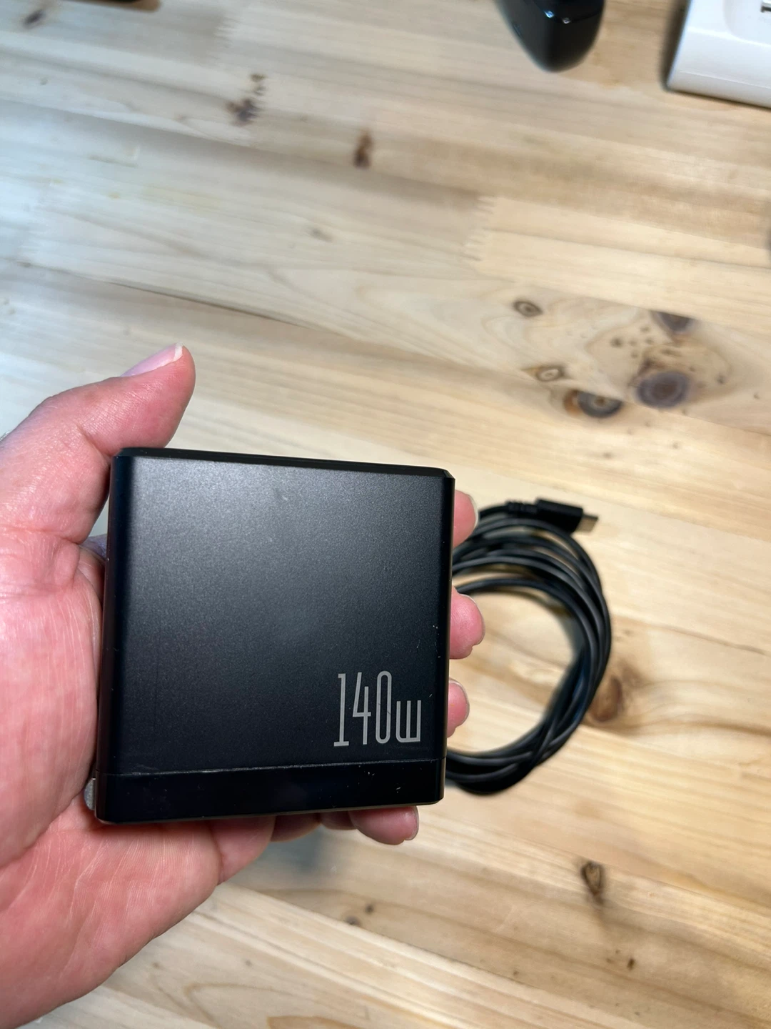 Nohon 140W GaN Fast Charger Adapter - photo 2