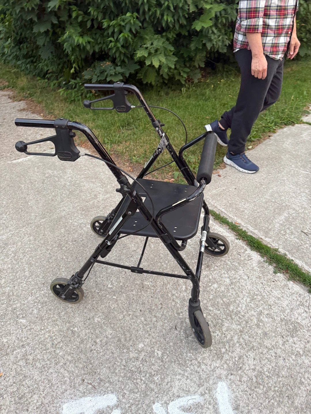 Dana Douglas 4200DX Rollator walker - photo 3