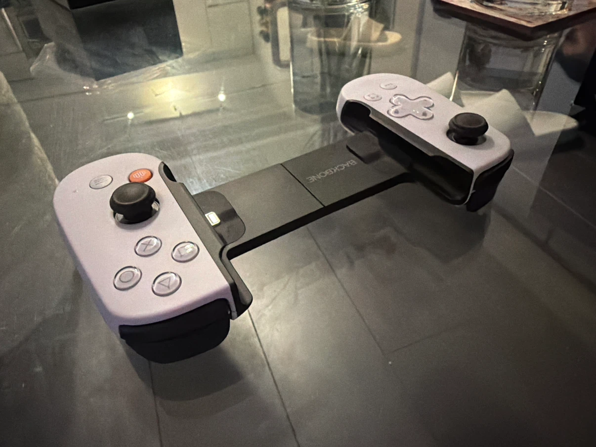 Backbone One Mobile Gaming Controller - photo 3