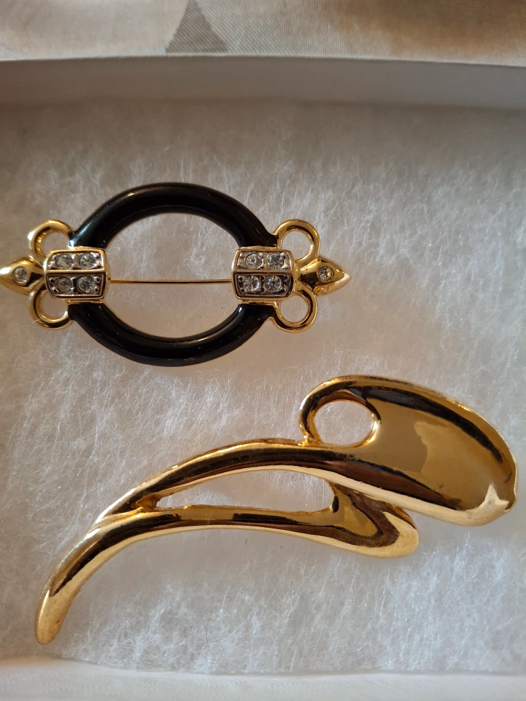 Brooches (priced per item)
