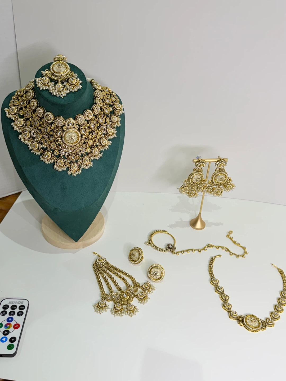 Gold and Pearl Bridal Jewellery Set with Earrings and Tikka - photo 4