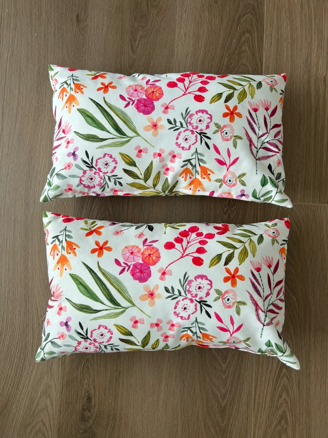2 Decorative throw pillows