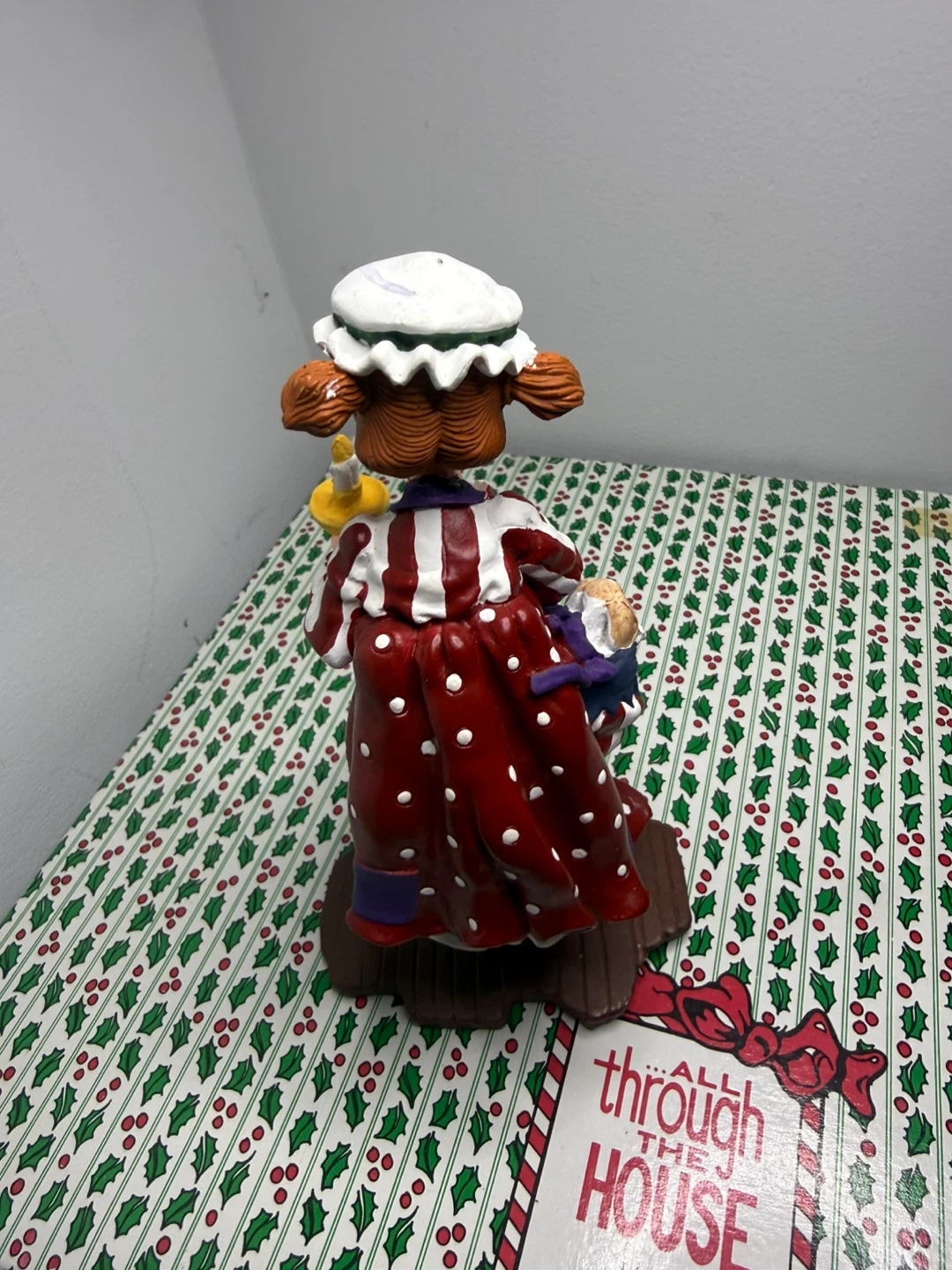 Christmas Caroler Figurine mary - photo 2