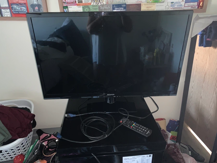 Panasonic 32-inch TV with Roku Remote
