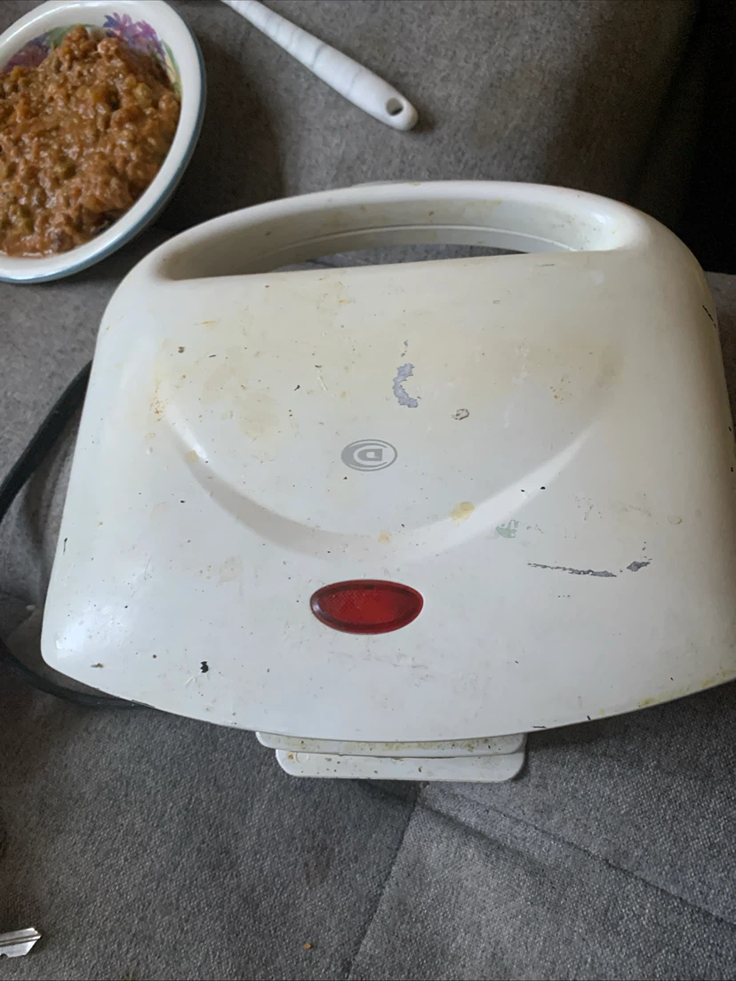 White Sandwich Maker 672-975-5756