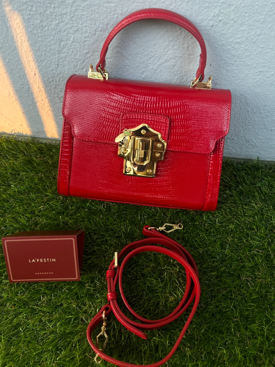 LA FESTIN Red Textured Handbag with Bee Clasp - photo 3