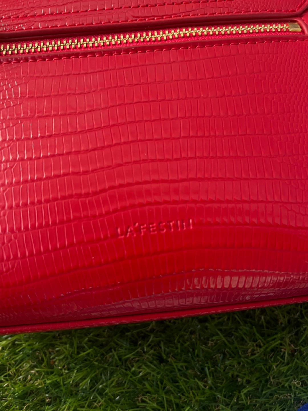 LA FESTIN Red Textured Handbag with Bee Clasp - photo 5