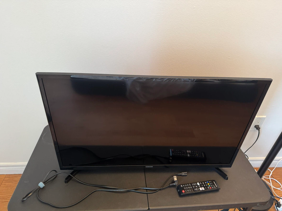 Samsung Smart TV with Remote - photo 5