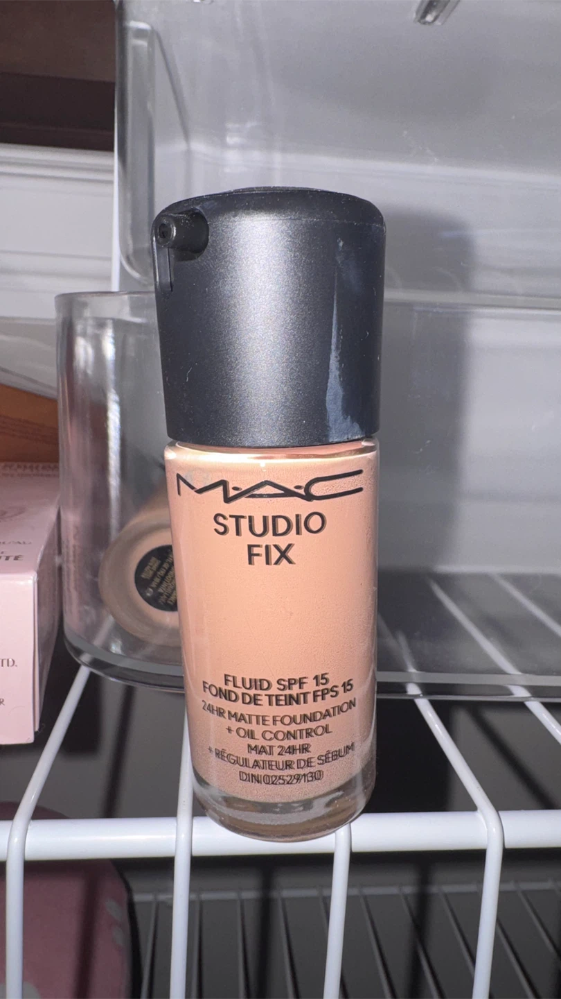 MAC Studio Radiance Serum-Powered Foundation C4