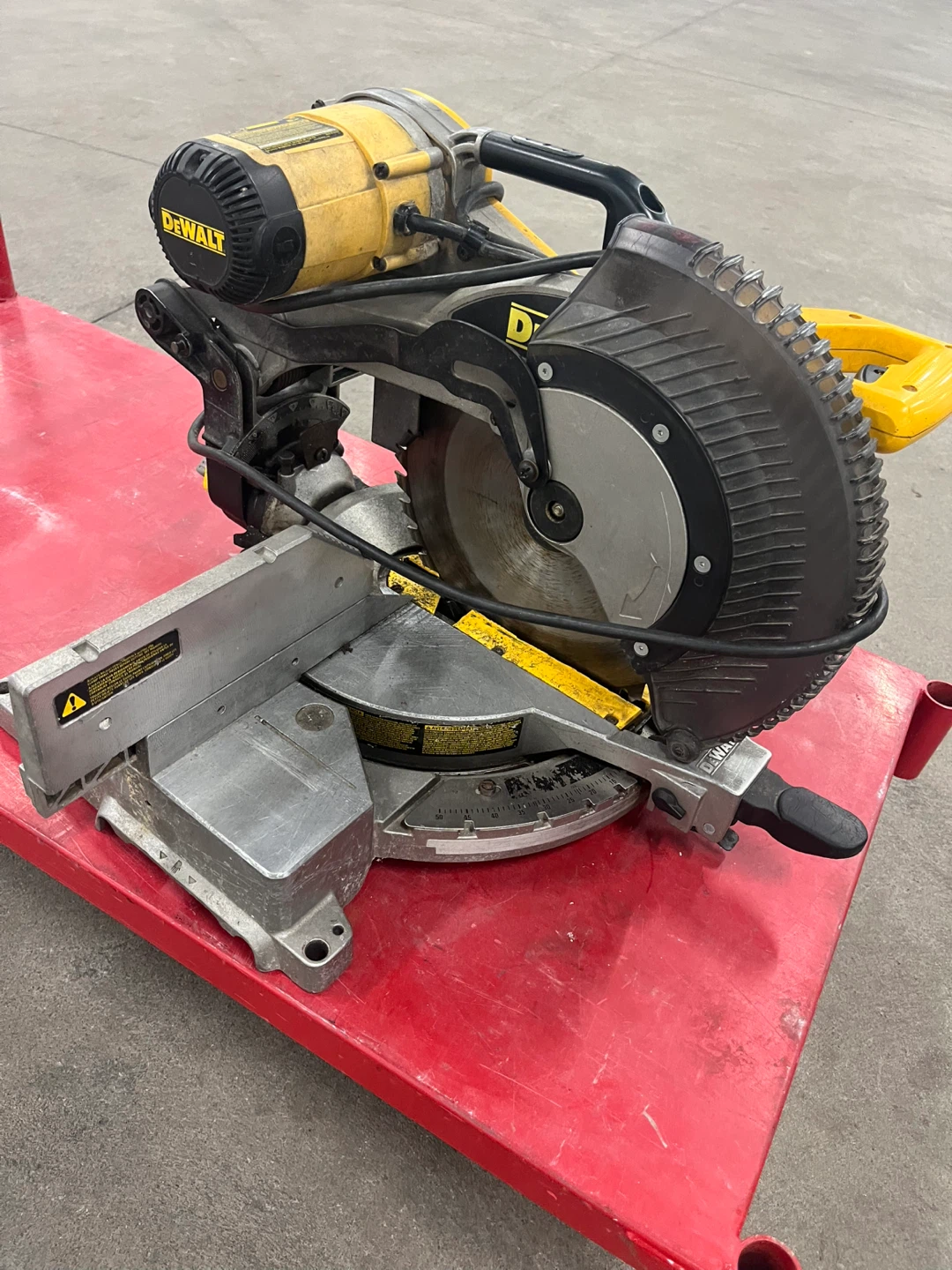 DEWALT DW716 Compound Miter Saw