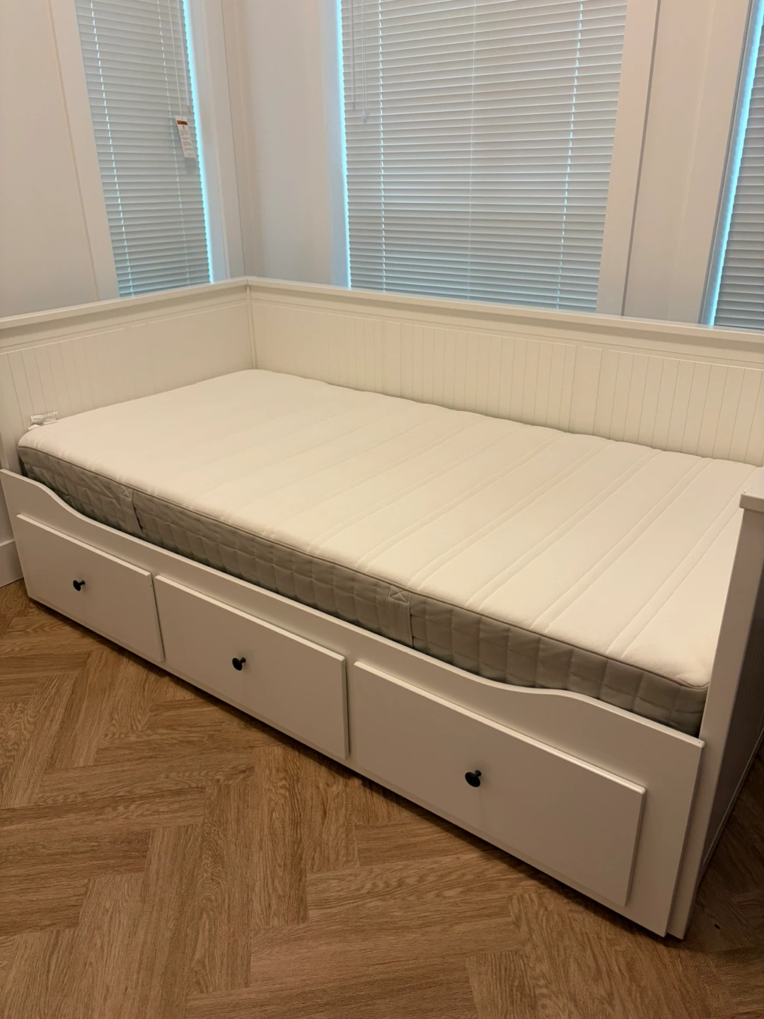 White Daybed with Drawers