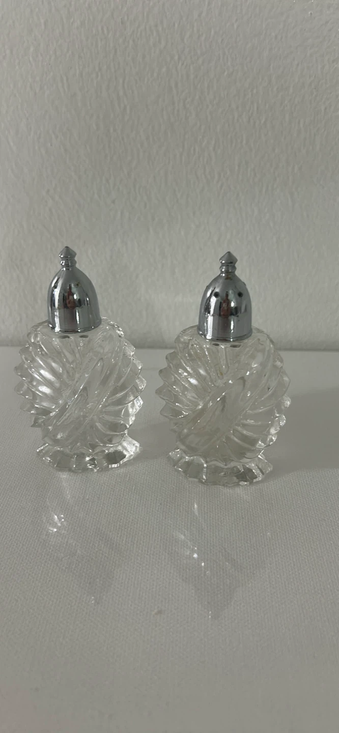 Glass Salt and Pepper Shakers - photo 2