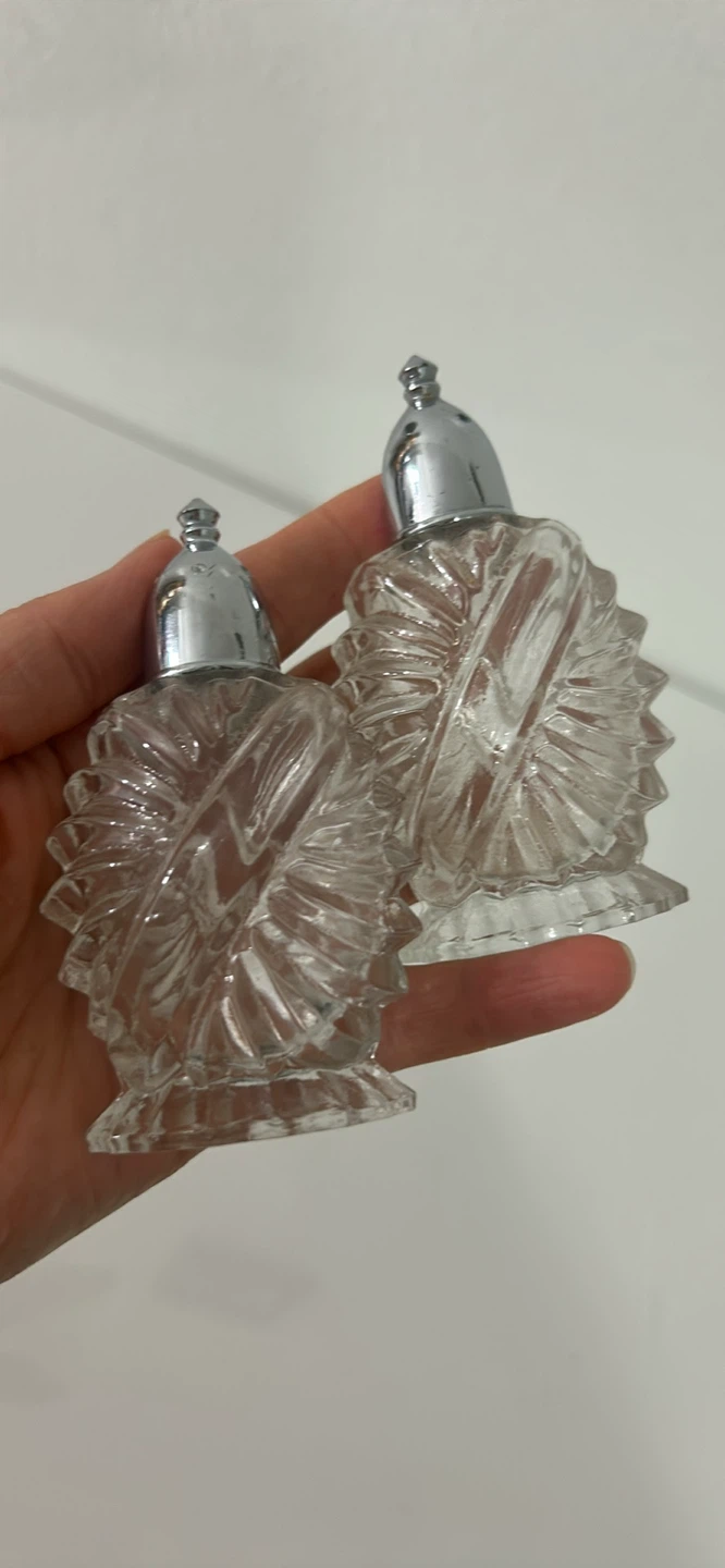 Glass Salt and Pepper Shakers - photo 3