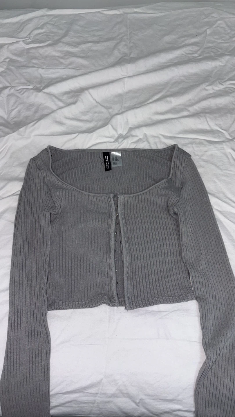 gray long sleeve short top