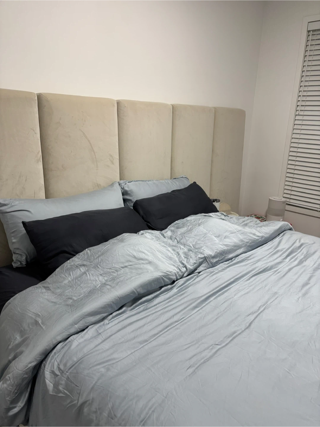 SELLING QUEEN SIZED BED