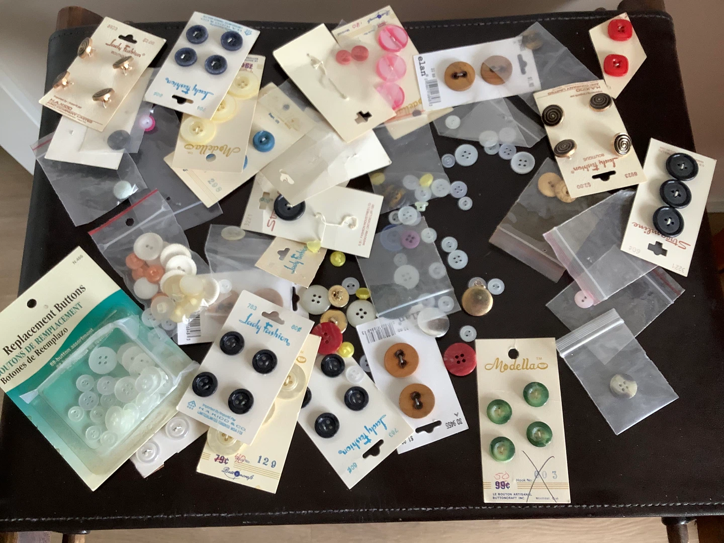 Vintage - Buttons Buttons & More Buttons 🐞 - photo 2