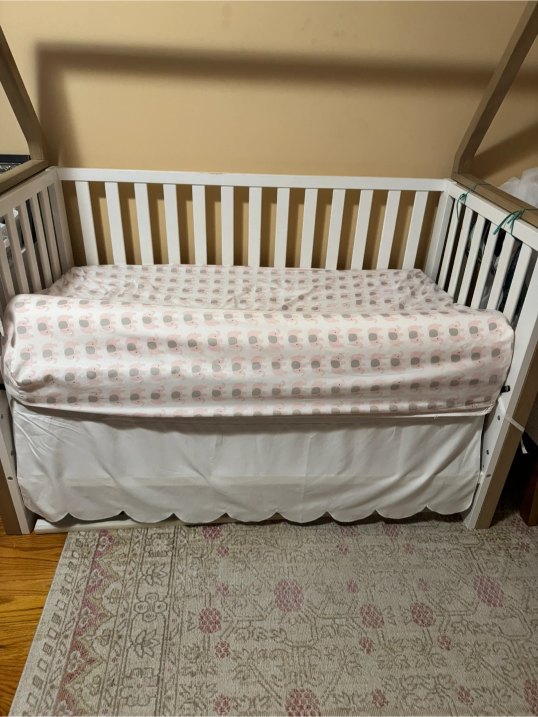 White Convertible Crib with Wooden Accents - photo 2