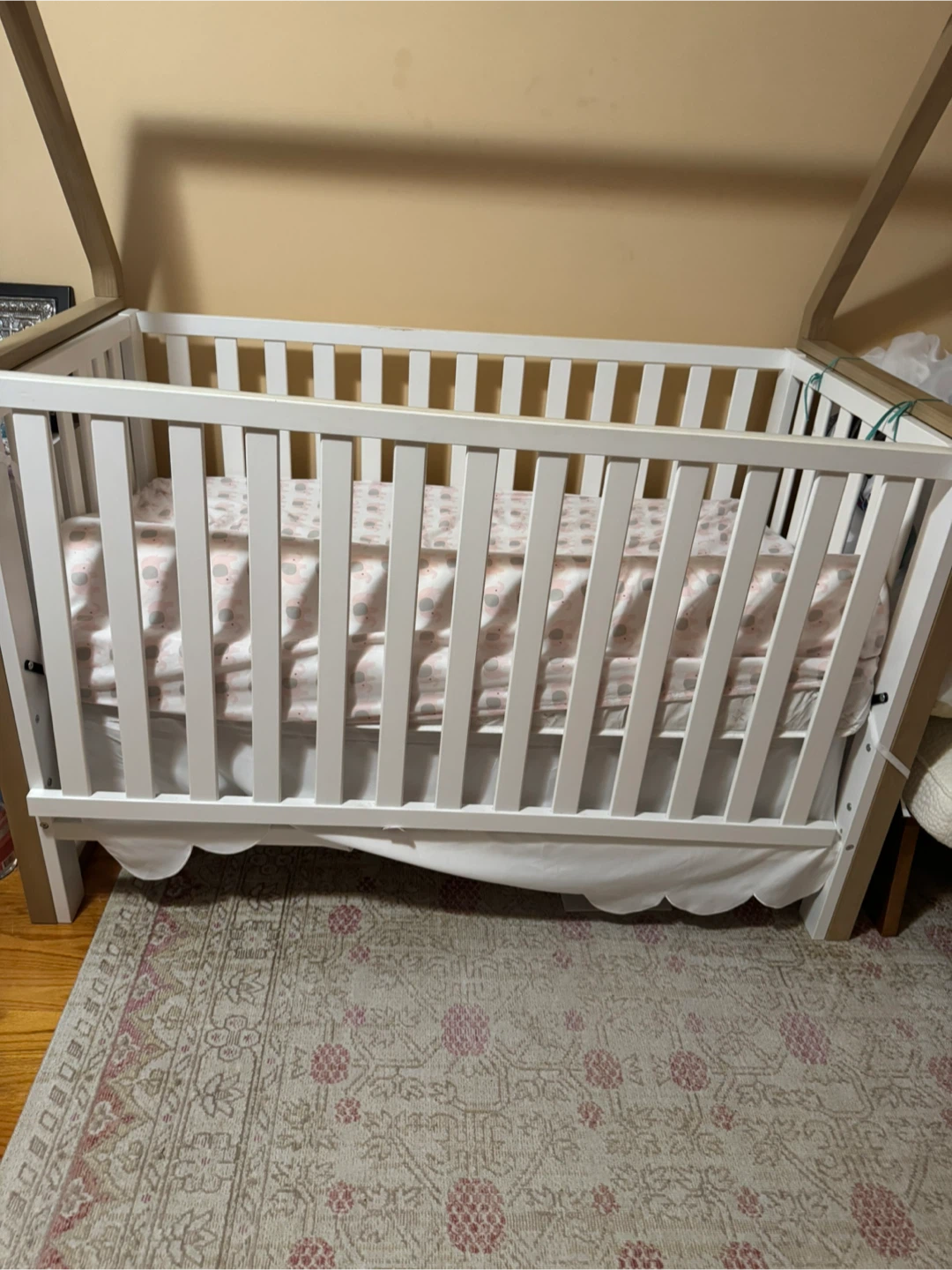 White Convertible Crib with Wooden Accents - photo 3