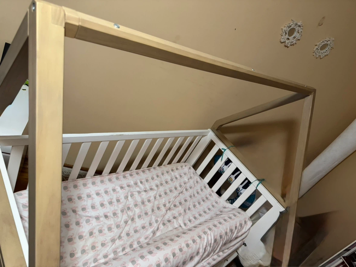 White Convertible Crib with Wooden Accents - photo 4