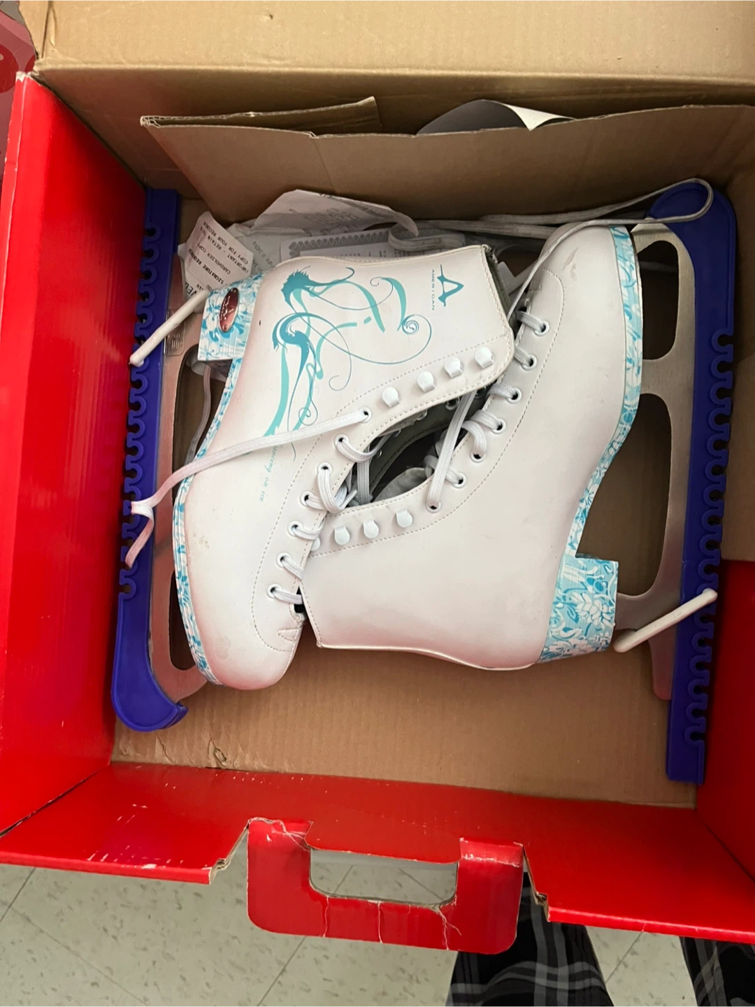 Women’s figure skates size 8