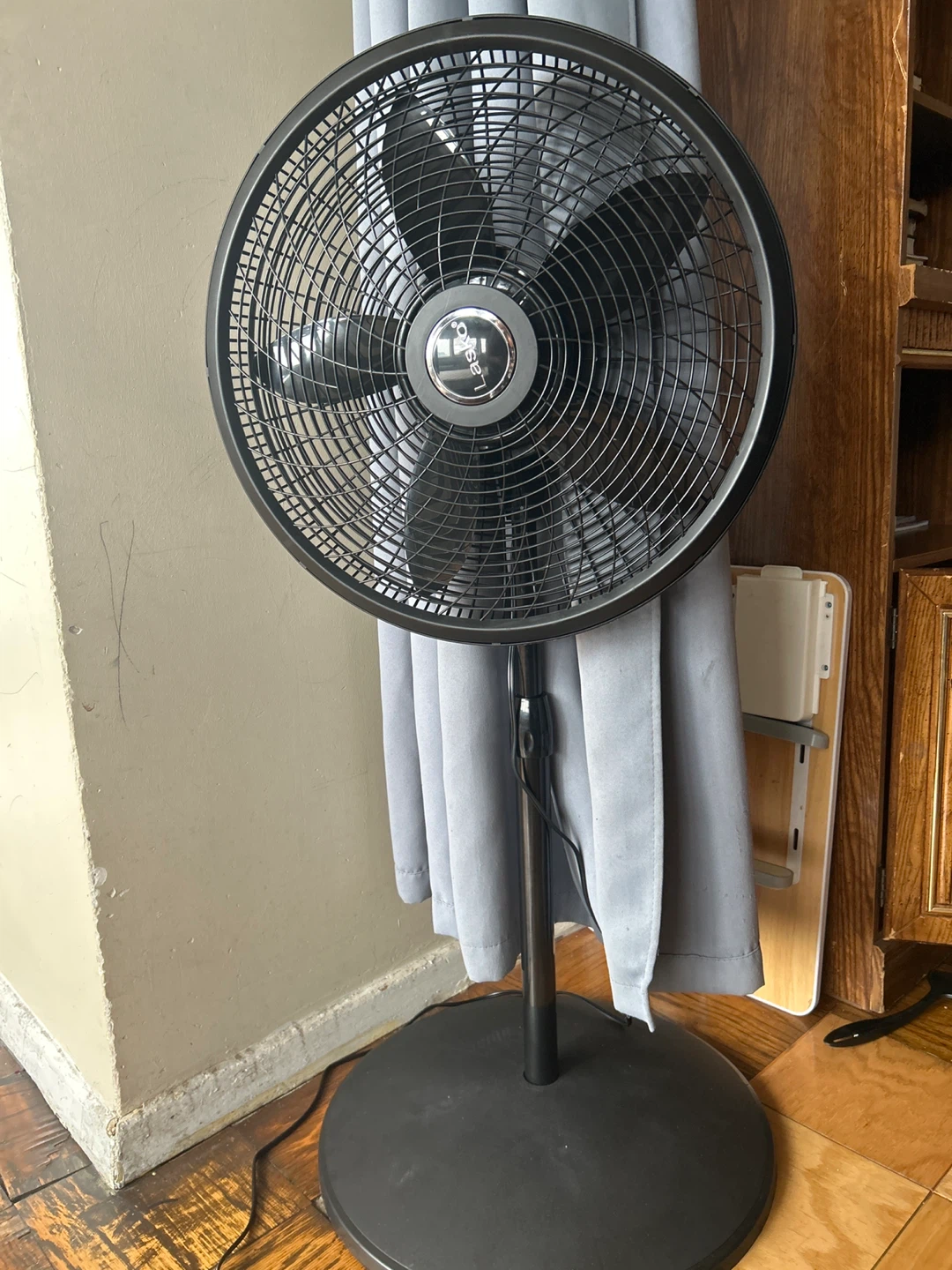 Lasko Pedestal Fan only used for one week moving sell