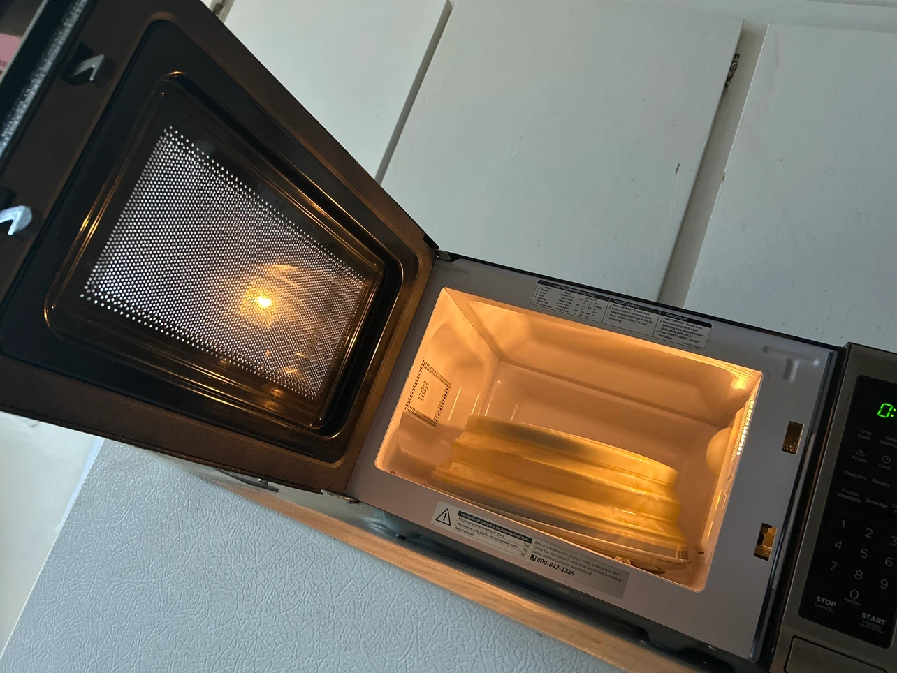 Black+Decker Stainless Steel Microwave Oven - photo 2