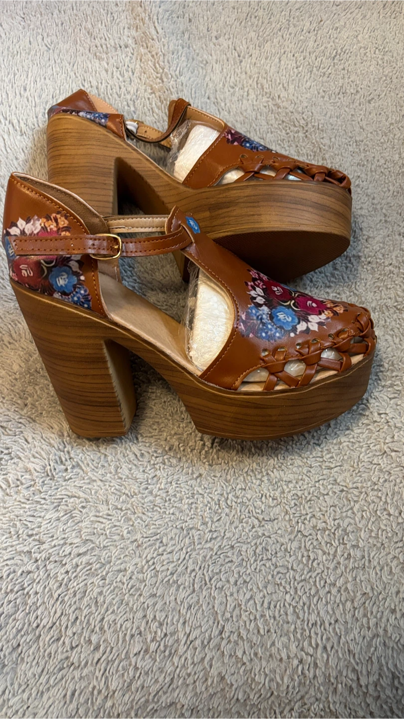 Brown Floral Cutout Stacked Heel Sandals - Women's 6.5
