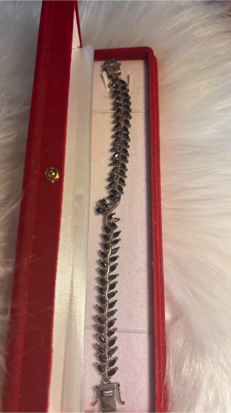 Leaf design bracelet with black stones