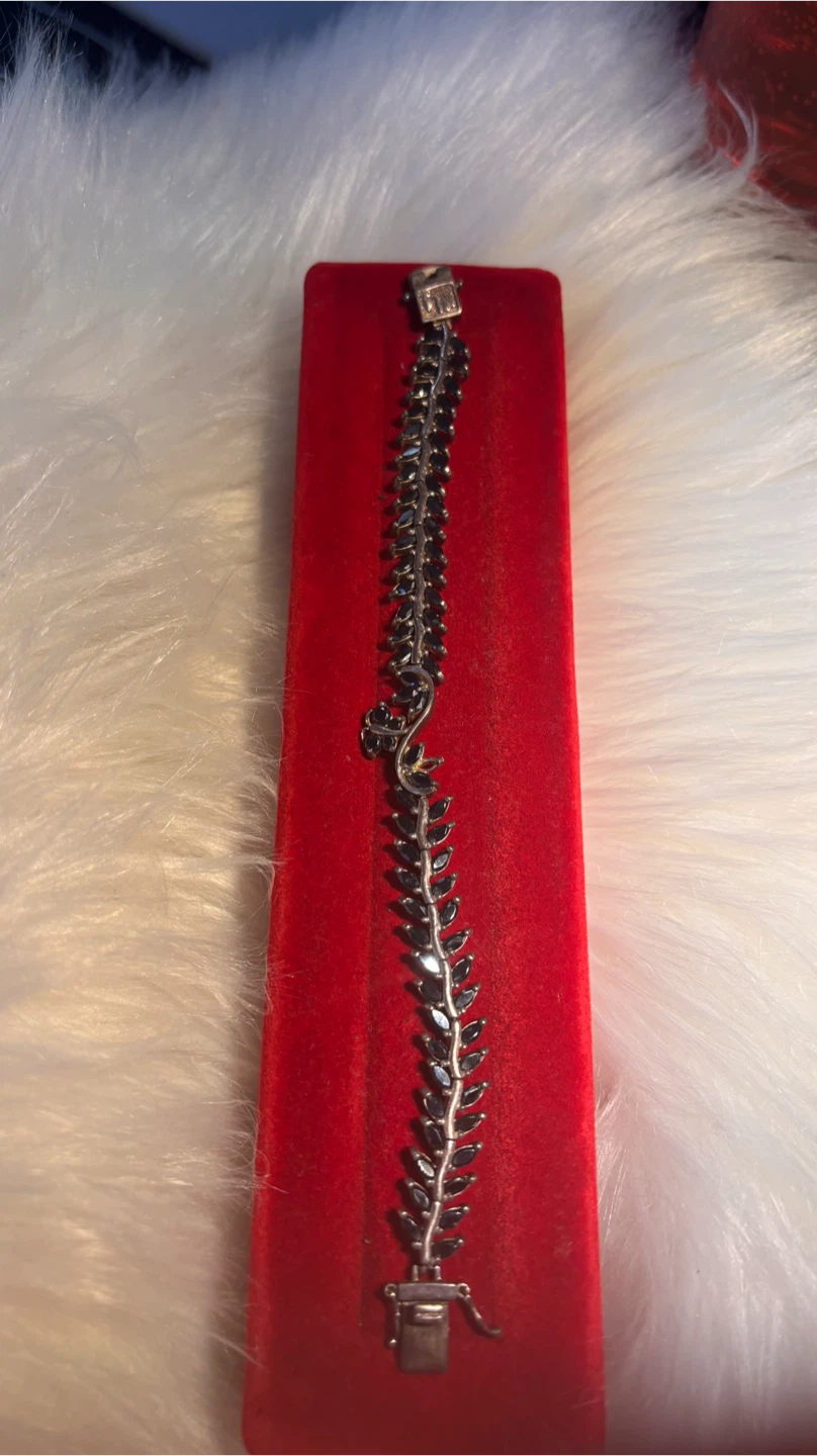 Leaf design bracelet with black stones - photo 2