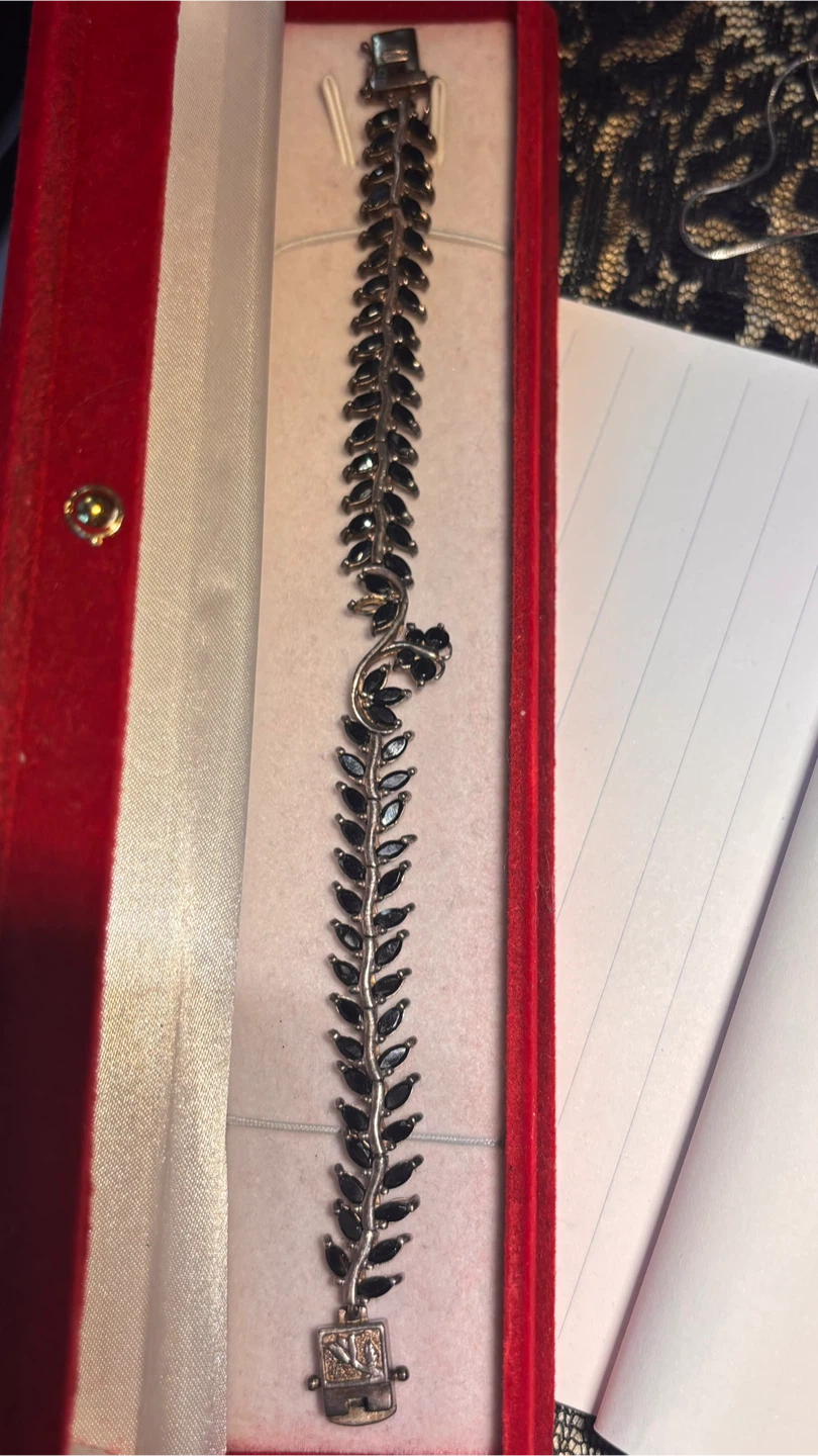 Leaf design bracelet with black stones - photo 5