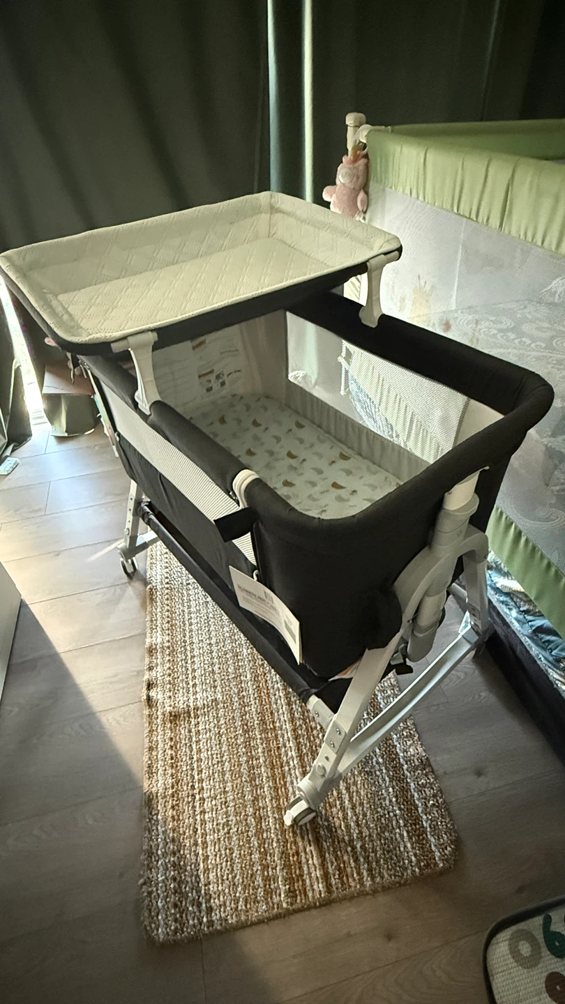 Portable Bassinet with Changing Table - photo 2
