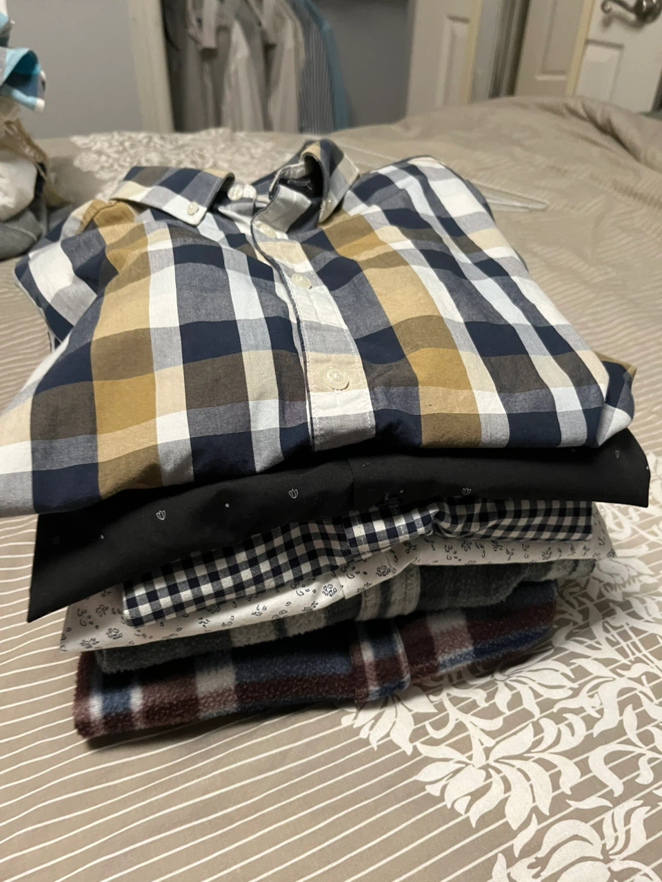 6 Men’s Casual Shirts (medium)