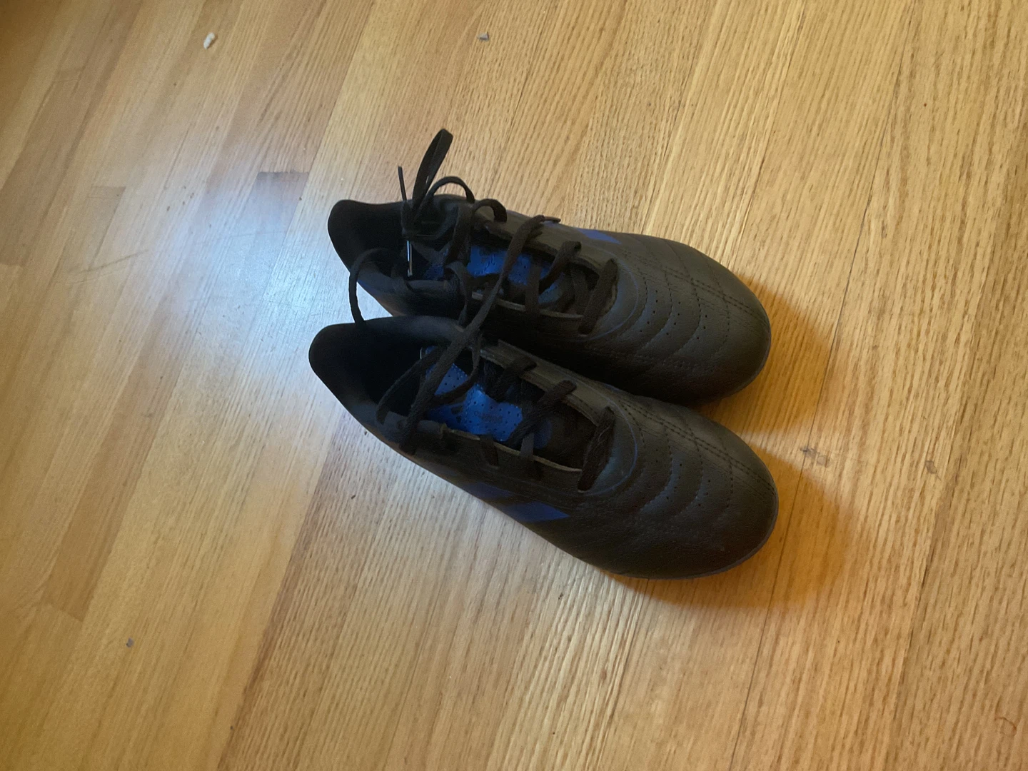 Adidas Soccer Cleats 10year olds - photo 2